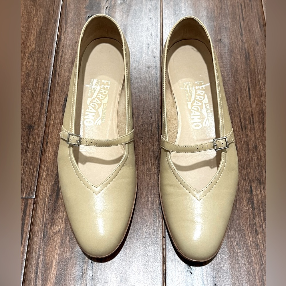Salvadore Ferragamo Audrey Ballet Flats 8.5 Cream Tan